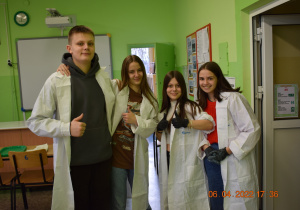 Na zdjęciu - Uczniowie w sali chemiczno-fizycznej przygotowują eksperymenty chemiczne